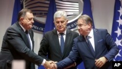 15 Aralık 2022 - Bosnalı Sırp lider Milorad Dodik (solda) ve Boşnak lider Nermin Niksic, Saraybosna’da hükümet için bir rehber niteliğindeki koalisyon belgesini imzalayarak el sıkıştı. Avrupa Komisyonu, hükümetin tam üyelik için gereken şartları yerine getirmesini istiyor. 