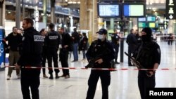 Fransa'nın başkenti Paris'teki Gare du Nord tren garında bu sabah meydana gelen bıçaklı saldırı sonrası polis garın belli bölümlerini kordon altına aldı.