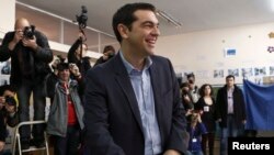 Syriza lideri Alexis Tsipras oy kullanırken