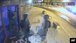 Üç kayıp İngiliz kızı İstanbul'da otogarda beklerken gösteren video görüntüsü