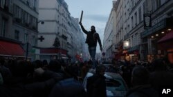 Paris'te geçen hafta meydana gelen ve 3 kişinin öldüğü silahlı saldırı protestolara neden olmuştu.